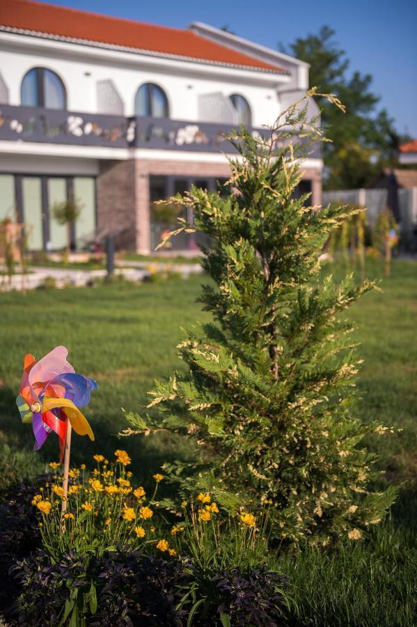 Boutique 23 Hotell Douăzeci şi Trei August Exteriör bild