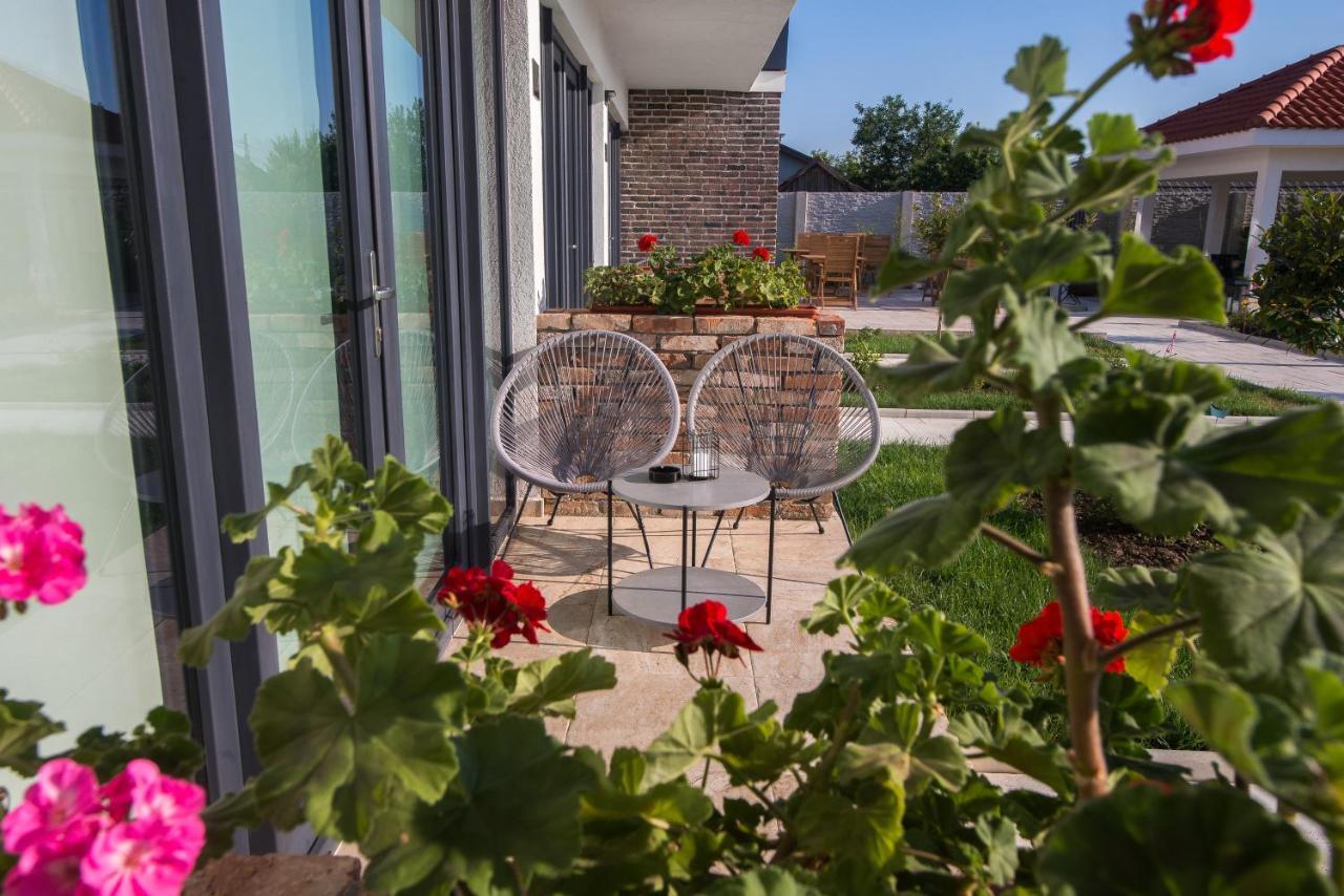 Boutique 23 Hotell Douăzeci şi Trei August Exteriör bild