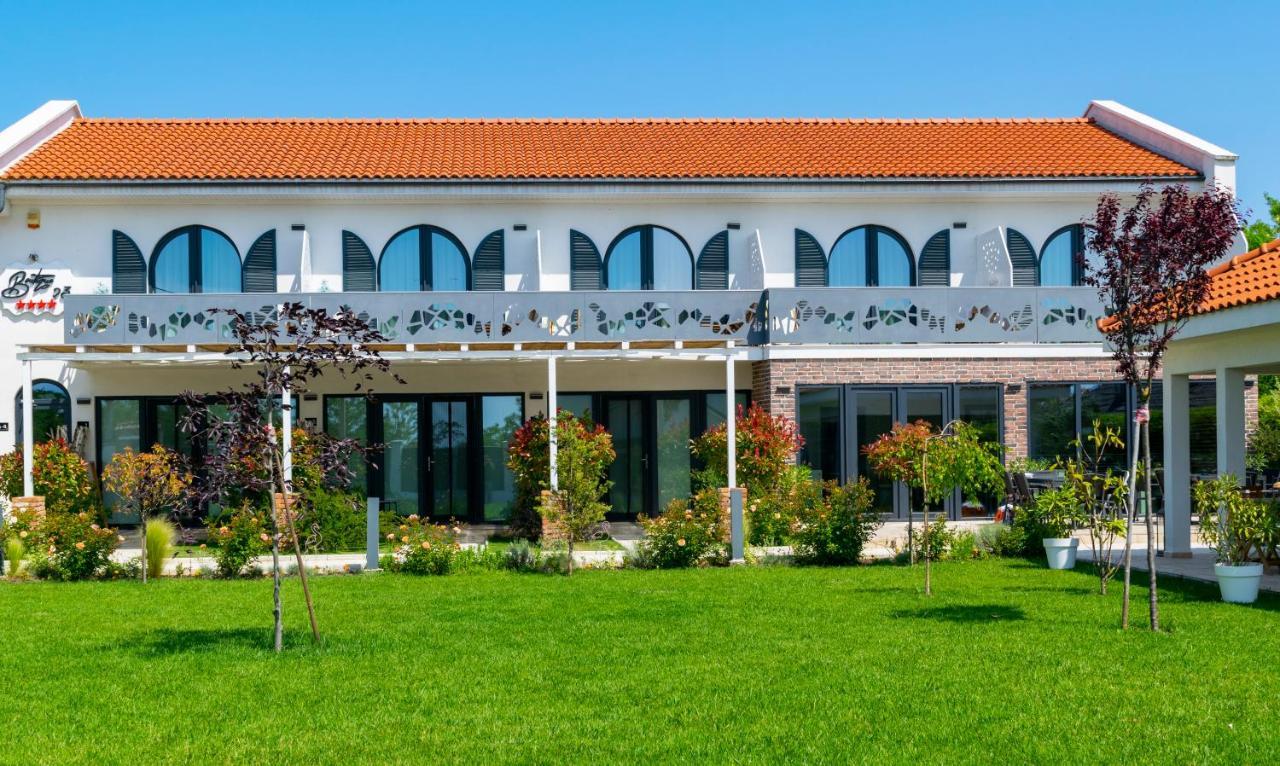 Boutique 23 Hotell Douăzeci şi Trei August Exteriör bild