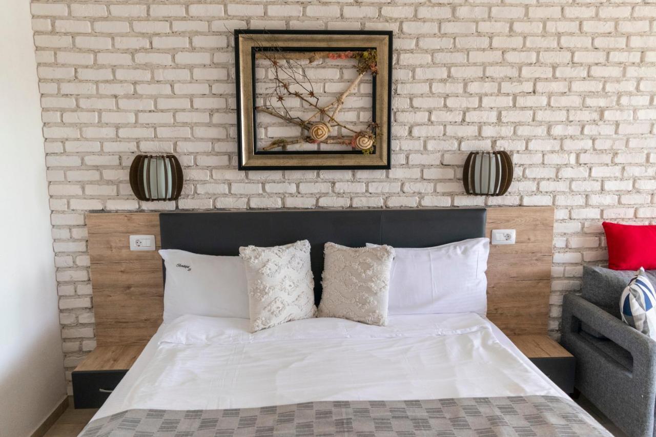 Boutique 23 Hotell Douăzeci şi Trei August Exteriör bild